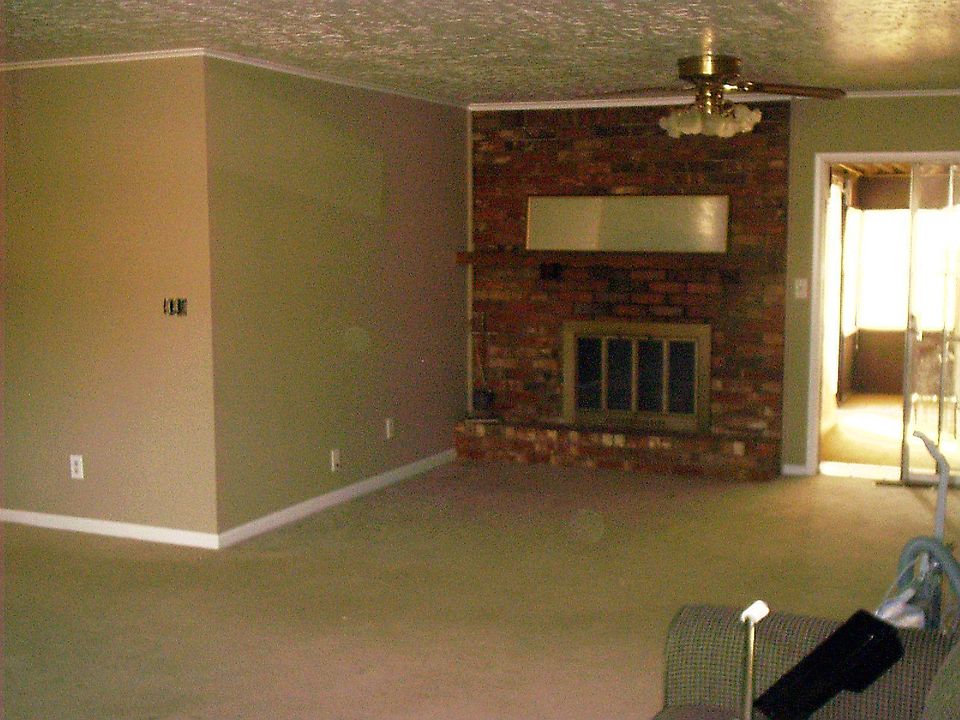 Living room w/ fireplace