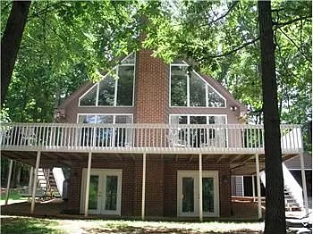 105 Colonial Ct photo 1