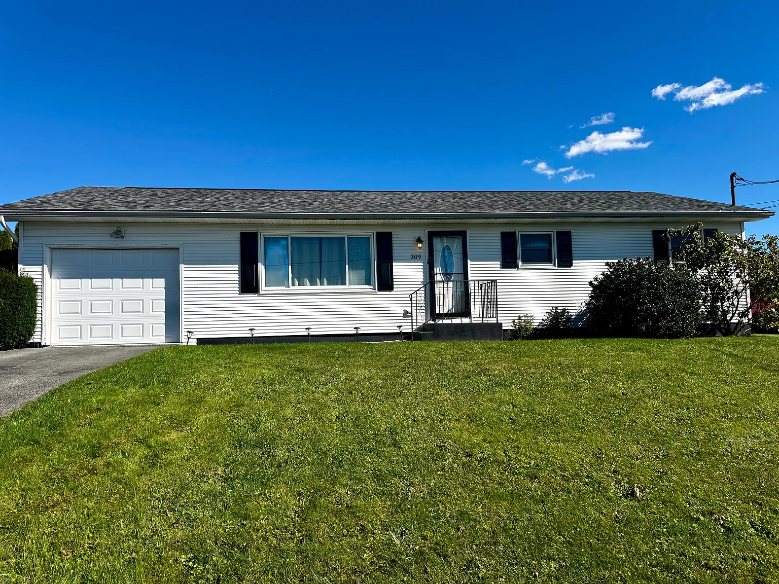 3 bed, 1555 sqft, $2,400 — Photo 1