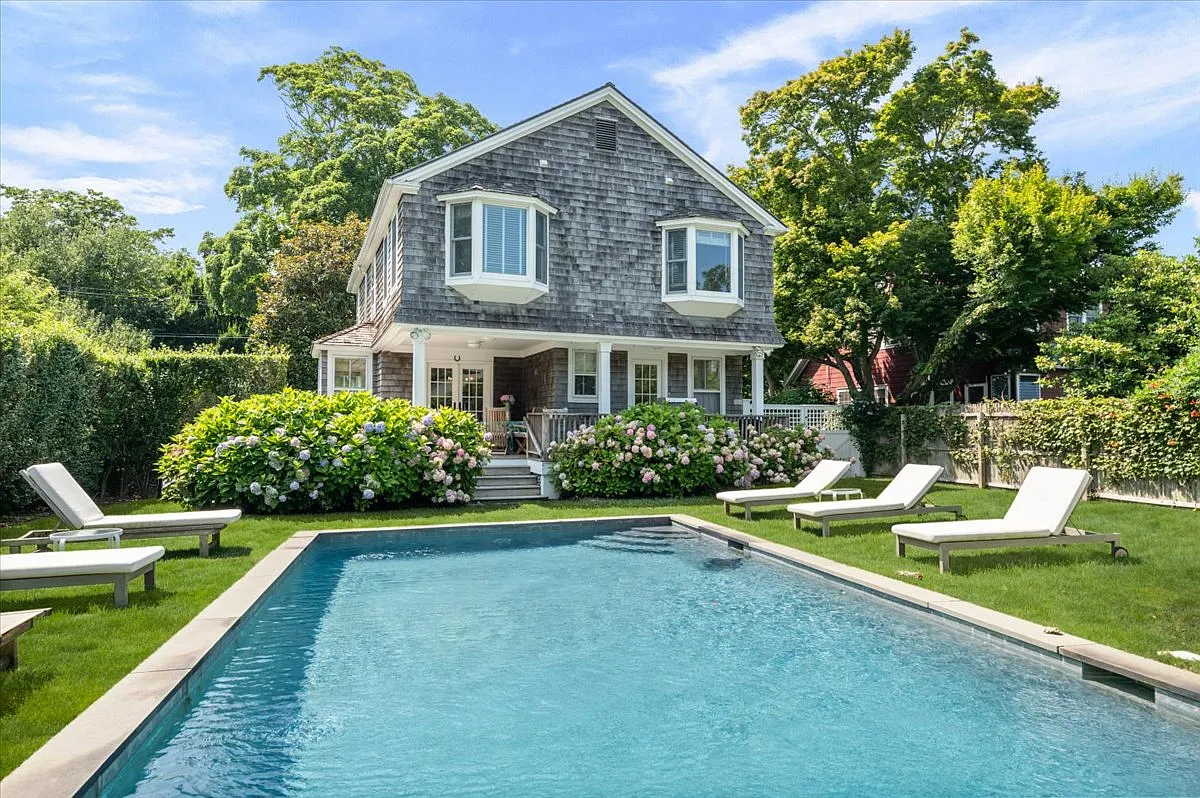 Southampton Village Perfection — Photo 4