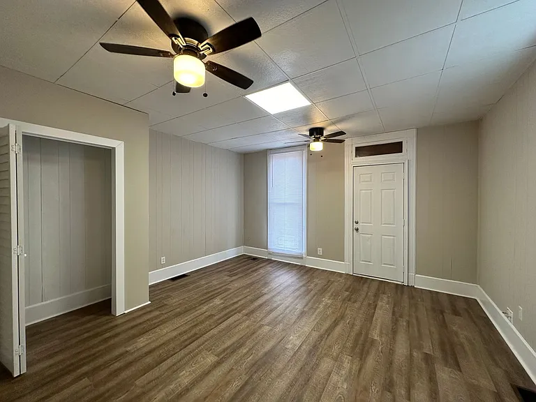 901 E Oak St — Photo 3