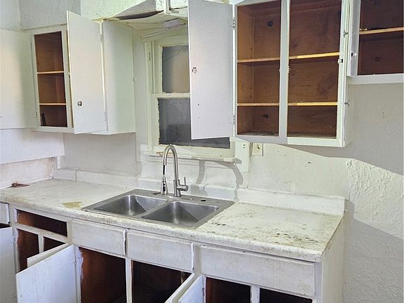 3rd image of 1749 Alcoy Rd