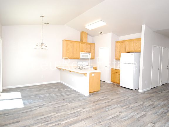 2nd image of 634 Pearl Pl APT B