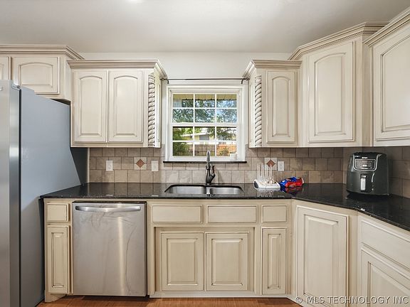3rd image of 1530 Pineywood Dr