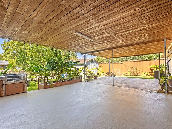 4th image of 2505 Cloverdale St