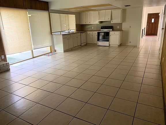 3rd image of 2210 Woodglen Dr
