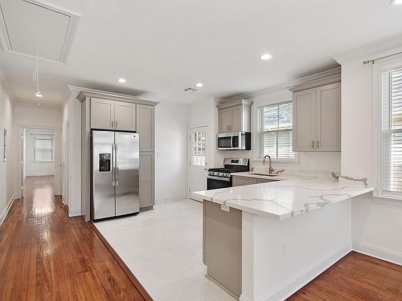 3rd image of 354 Carrollton Ave
