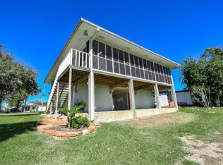 317 E Bayshore Dr, Palacios, TX 77465
