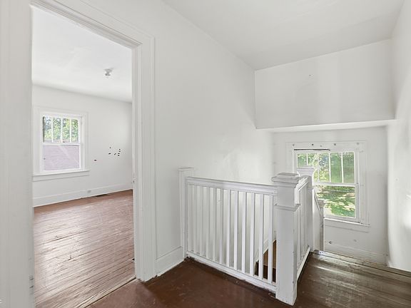 4th image of 4024 Winthrop Ave