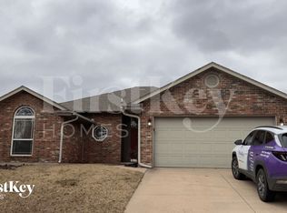 1501 Meadow Run Dr, Moore, OK 73160