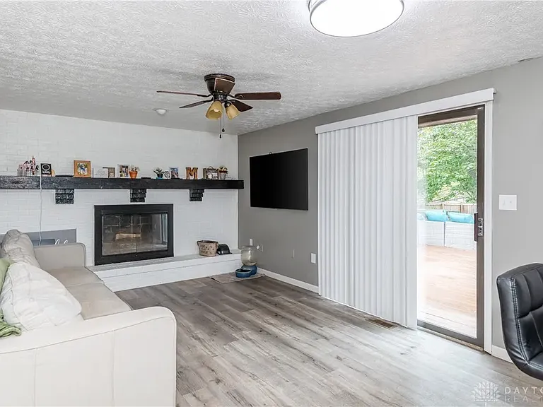2401 Kewanna Ln — Photo 10