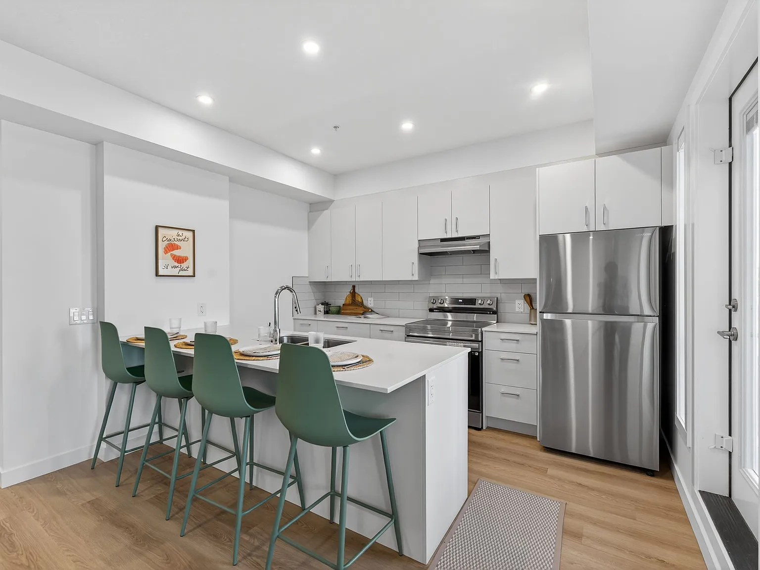 Kings Landing Apartment — Photo 1