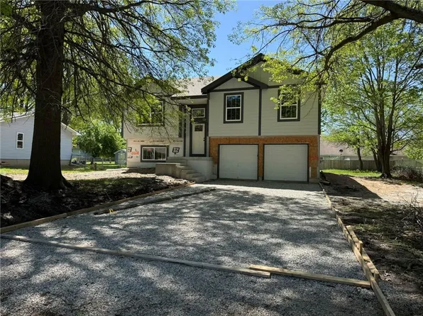 21608 S Clairmont St, Peculiar, MO 64078