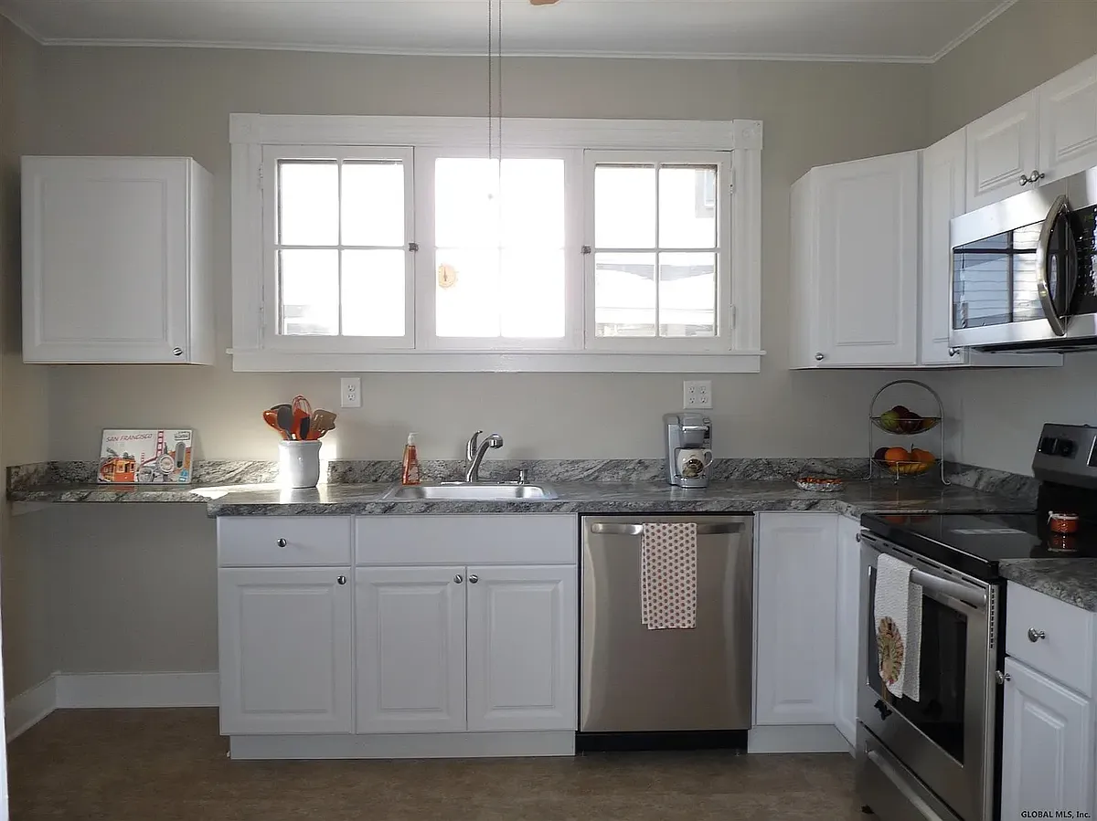 Kitchen, windows - 18 Kenworthy Ave