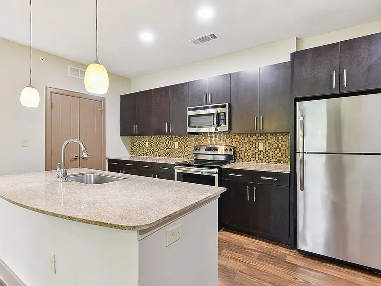 Lakeline East Apartments — Photo 60