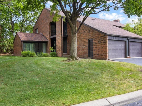 4 Brookwood Ln, Dearborn, MI 48120