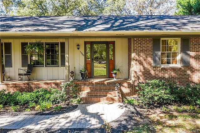 1st image of 5060 Lakeview Cir