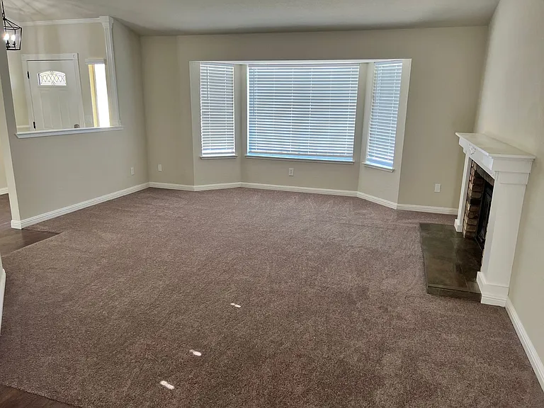 561 Amanda Ct — Photo 3