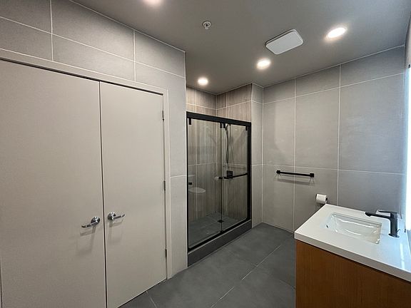 Main Bathroom 1 / Laundry Room
New Bosch Washer
New Bosch Dryer