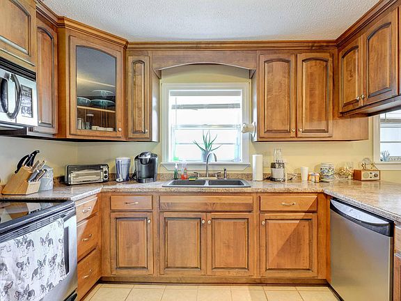 3rd image of 8880 Lake Flora Dr