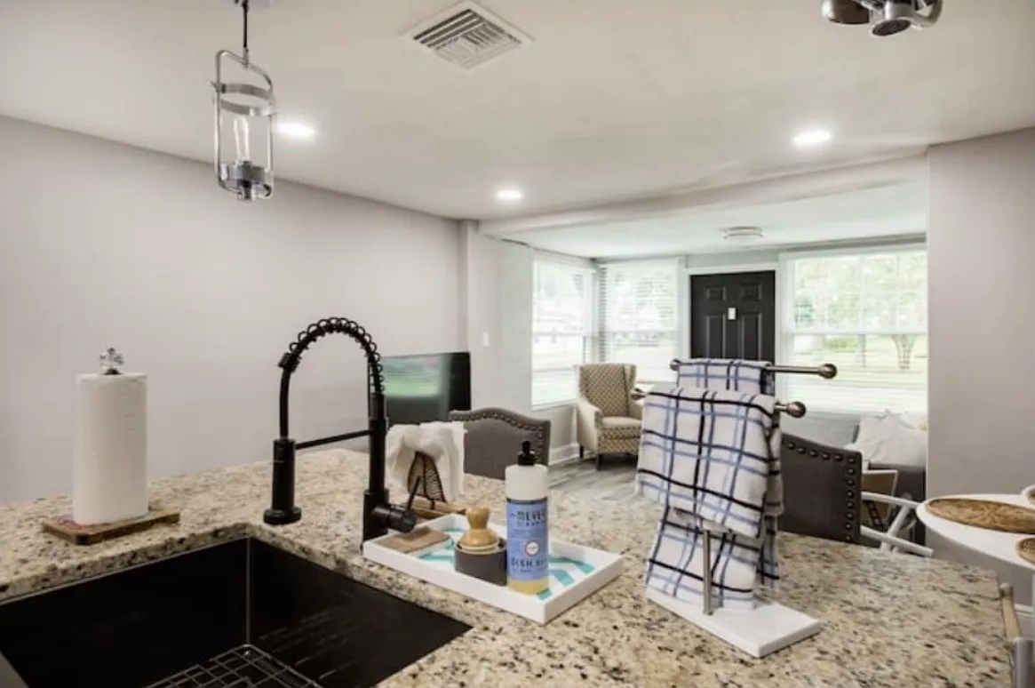 4 bed, 1800 sqft, $3,100 — Photo 3