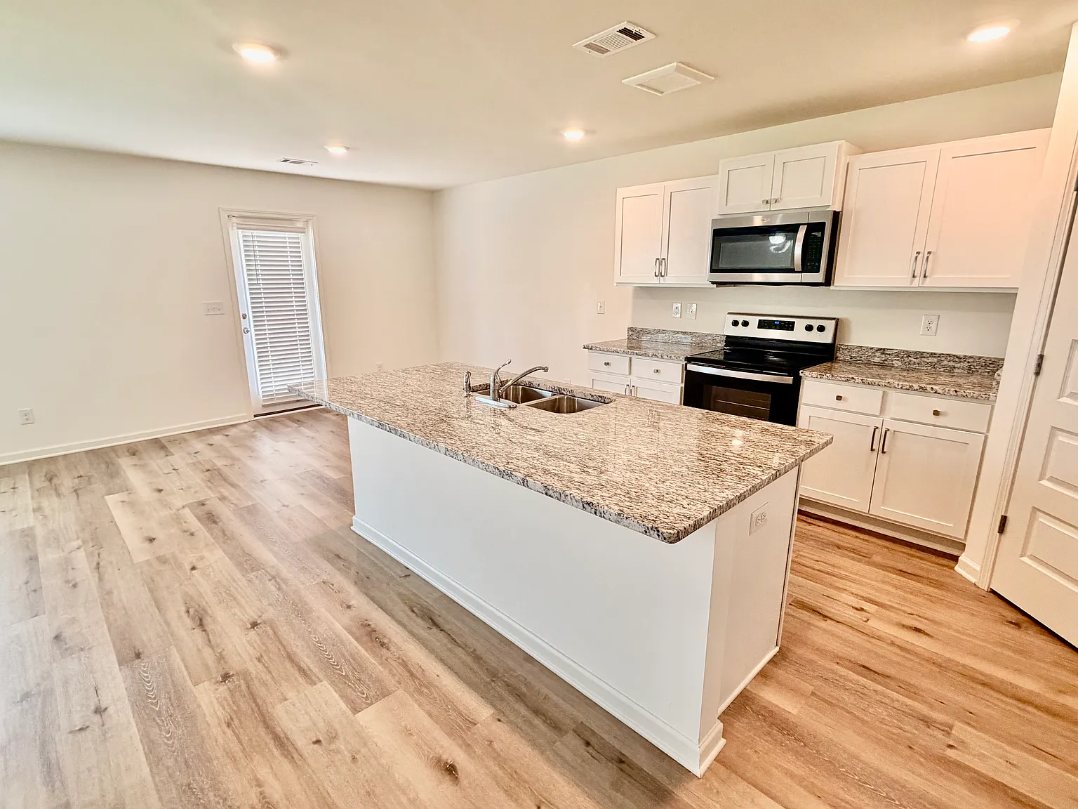 5 bed, 2511 sqft, $2,800 — Photo 2