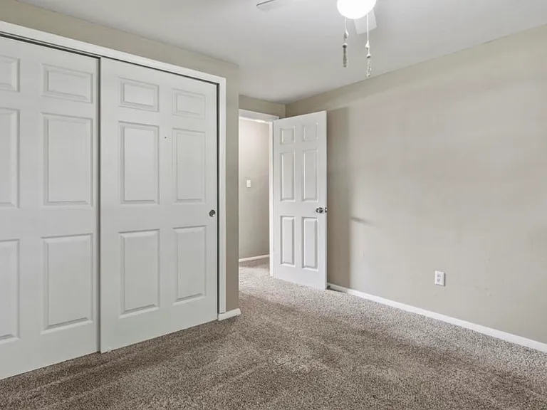 1005 E Washington Center Rd — Photo 12