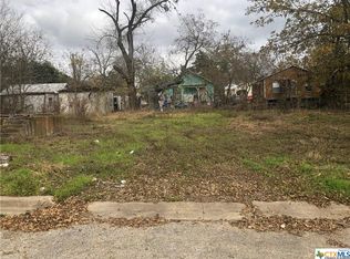 930 Ainsworth St, Gonzales, TX 78629