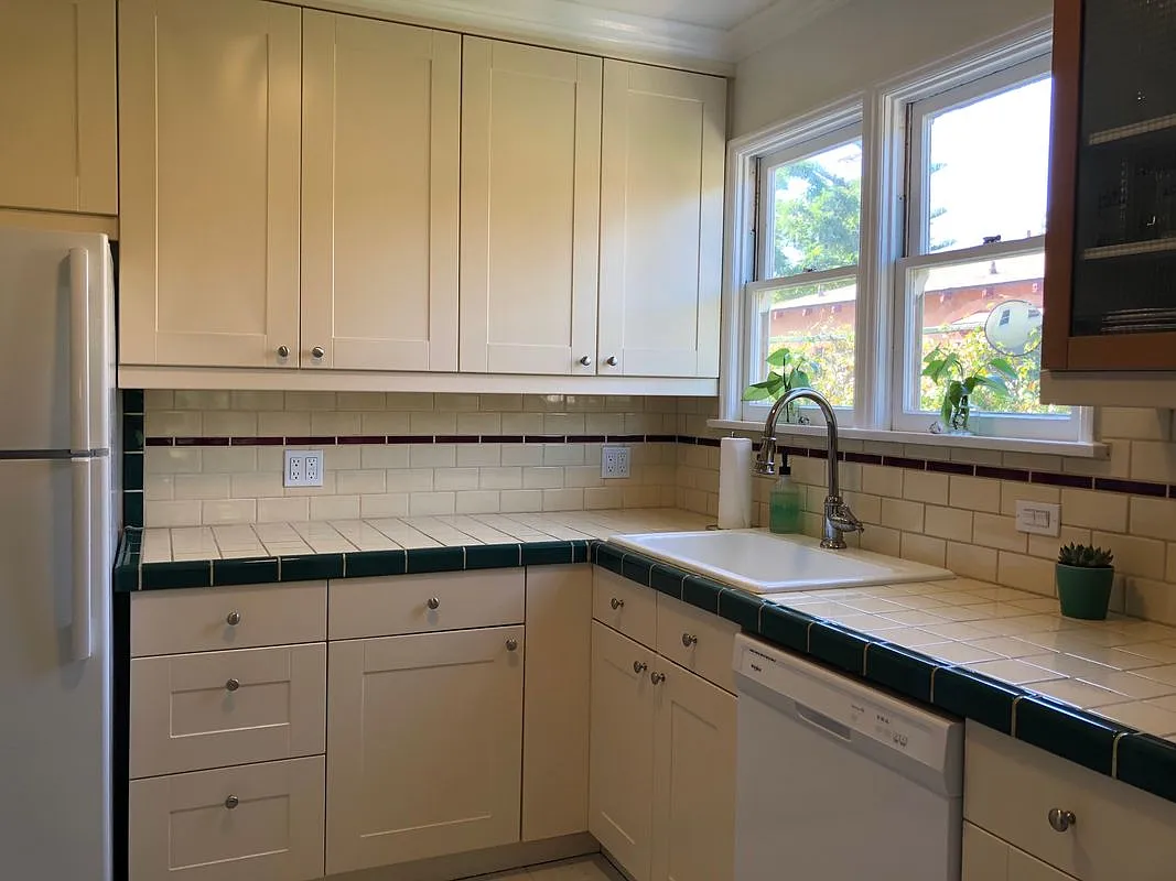 2 bed, 1.0 bath, 950 sqft, $3,300 — Photo 2
