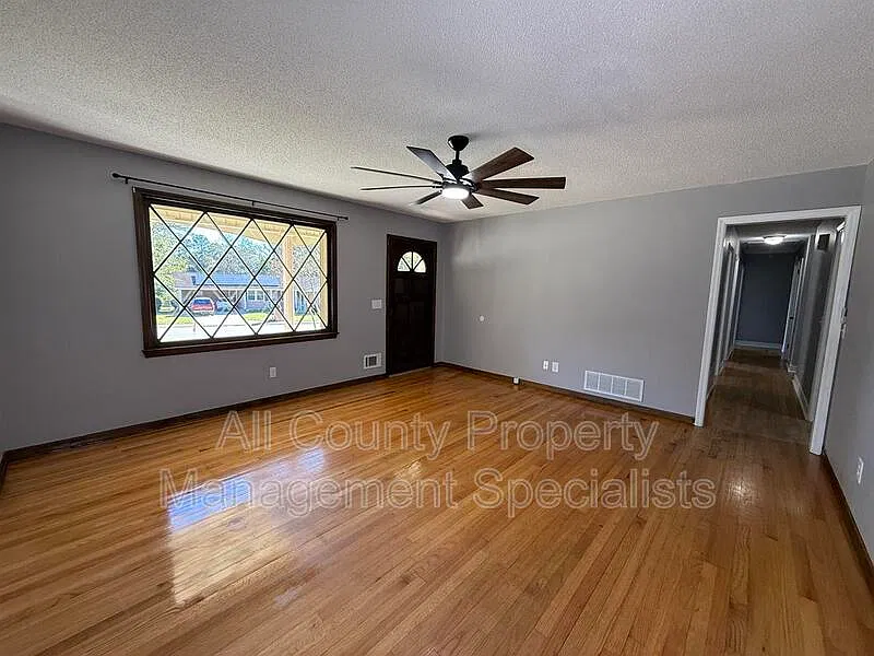 4 bed, 2.0 bath, 1581 sqft, $2,050 — Photo 2