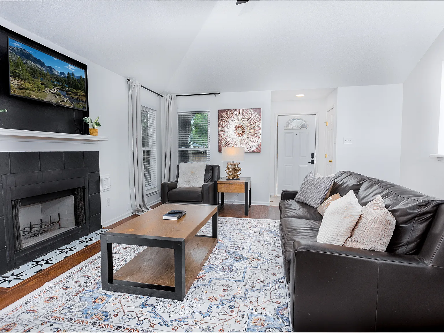 817 Saunders Dr — Photo 2