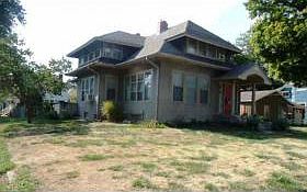 2nd image of 916 N Cherry St
