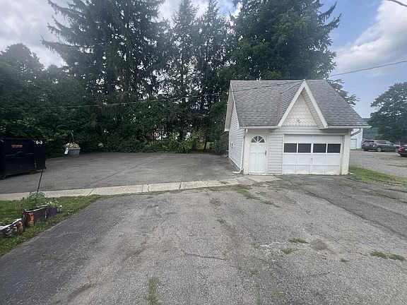 4th image of 403 E Main St