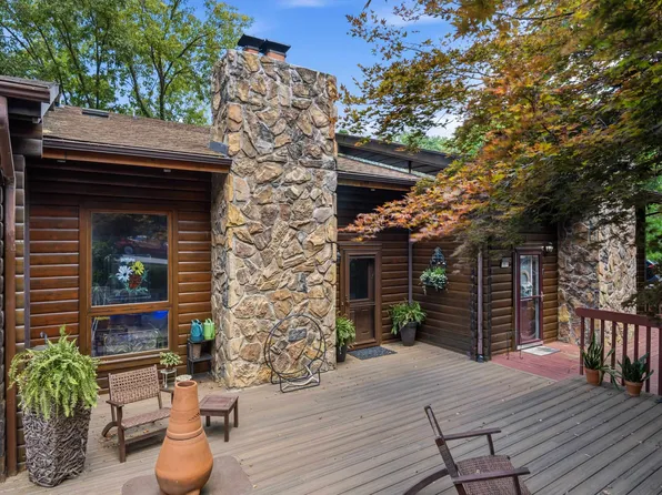 2 Windstream Ct, Radford, VA 24141