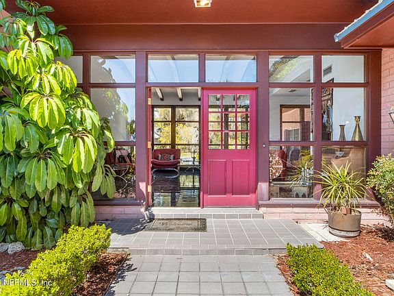 4th image of 114 E CAMELOT Drive