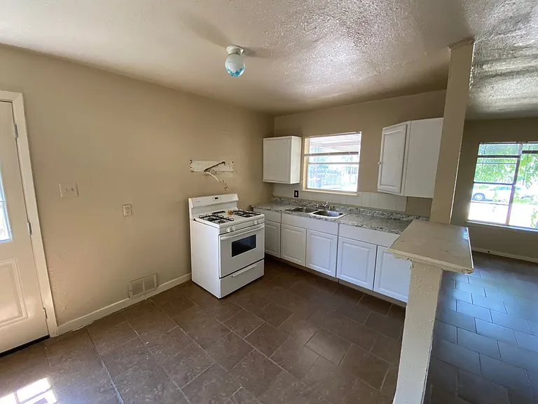 1136 San Francisco St — Photo 8