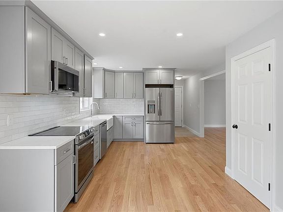 3rd image of 14 Elaine Dr