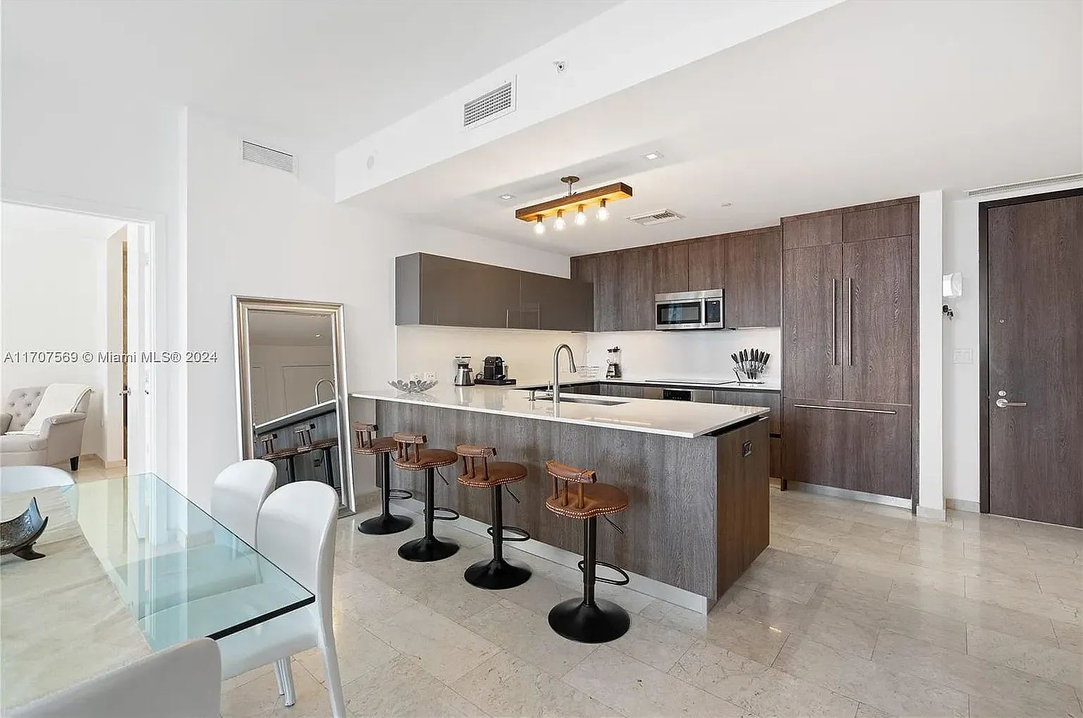 3 bed, 1918 sqft, $8,000 — Photo 3