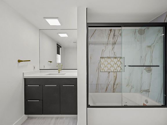 5th image of 920 Everett St #5