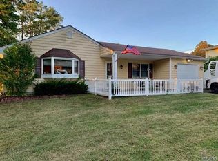 15 Ridgewood Dr, Shirley, NY 11967