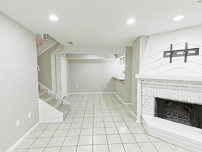889 Dublin Dr #D — Photo 5