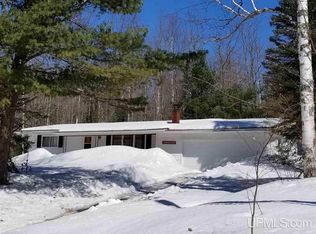 46896 Lower Point Mills Rd, Hancock, MI 49930