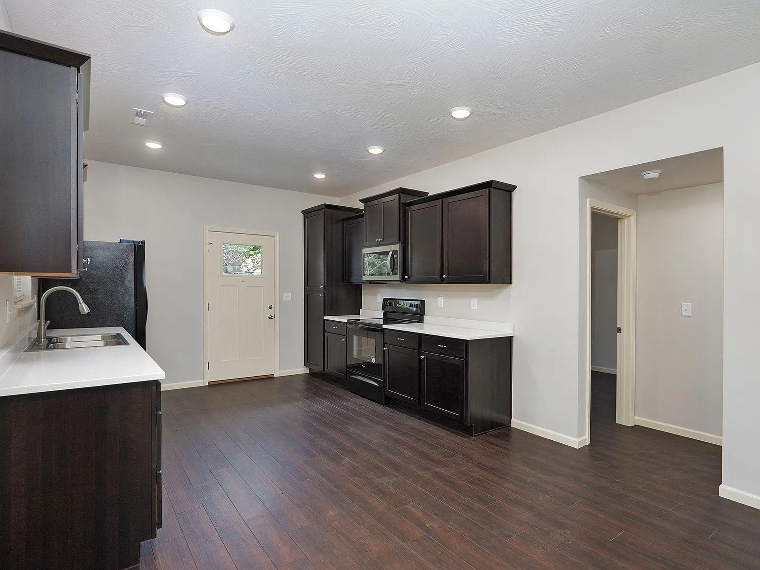 1320 E Elm St — Photo 3