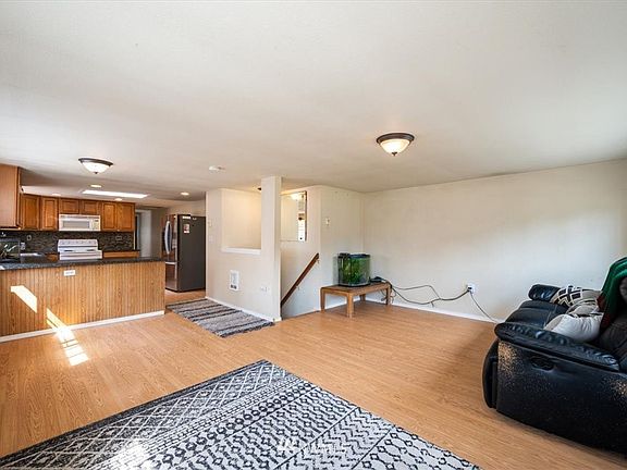 4th image of 510 Sterling St