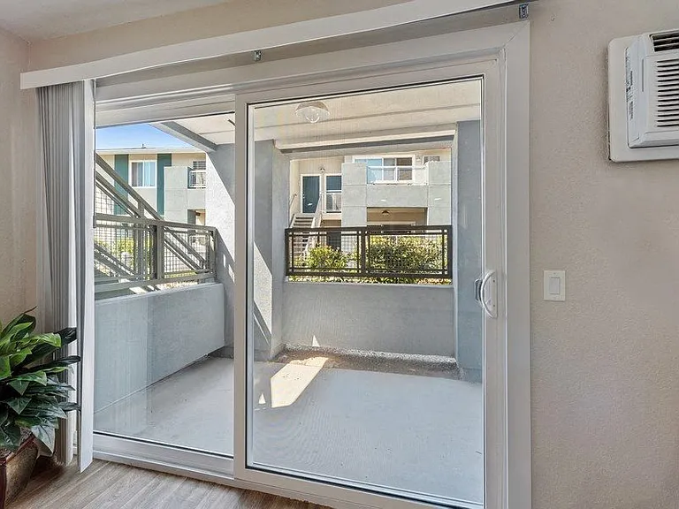 Pointe Luxe Apartment Homes — Photo 12