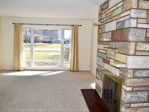 4th image of 27925 Green Willow St