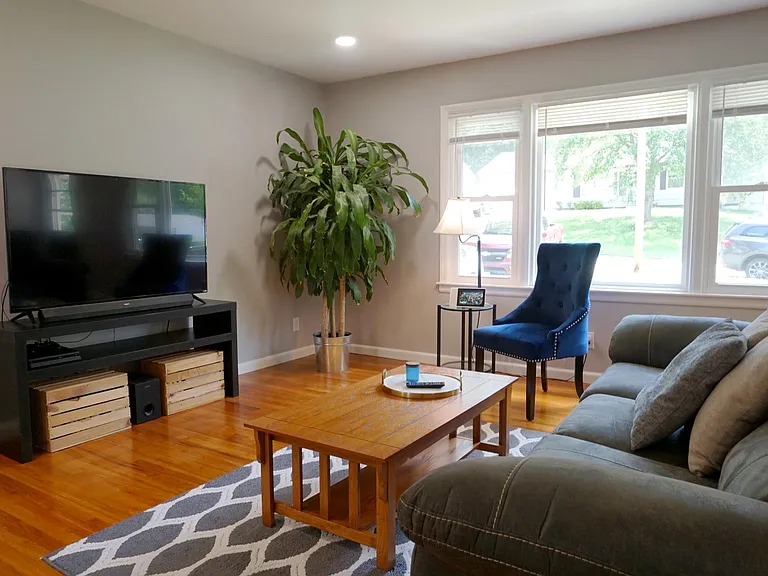8910 Belleview Ave — Photo 2