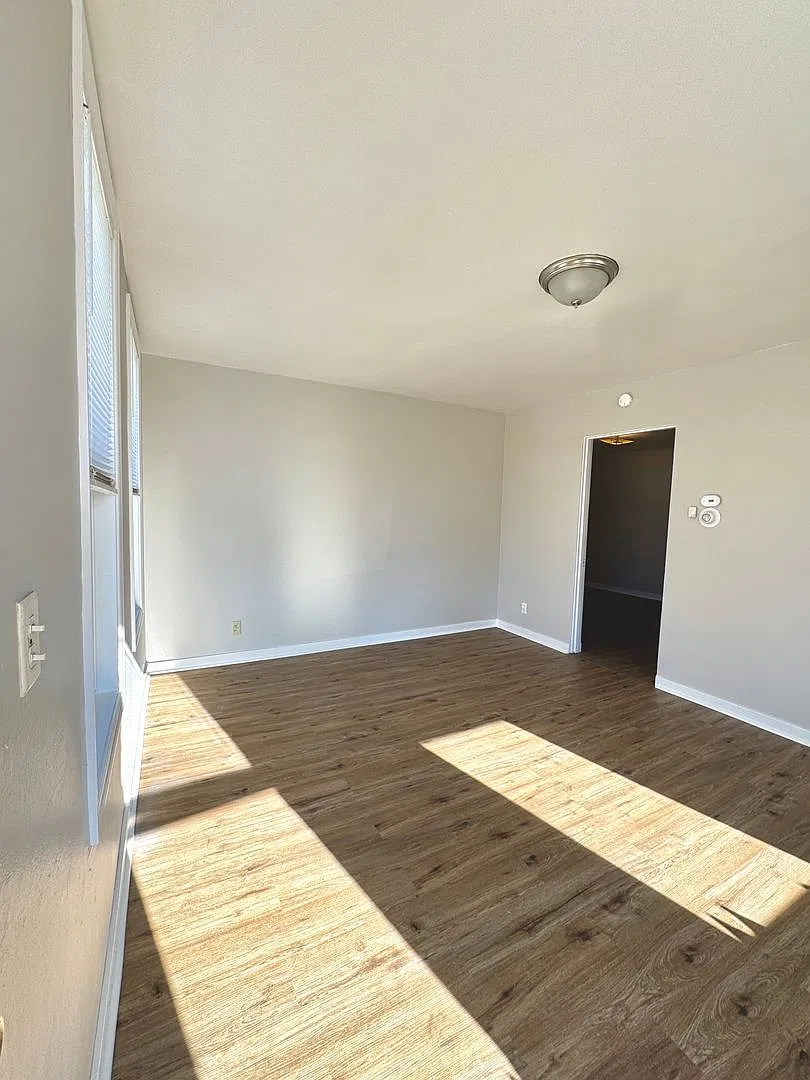 Studio, 1.0 bath, $850 — Photo 3