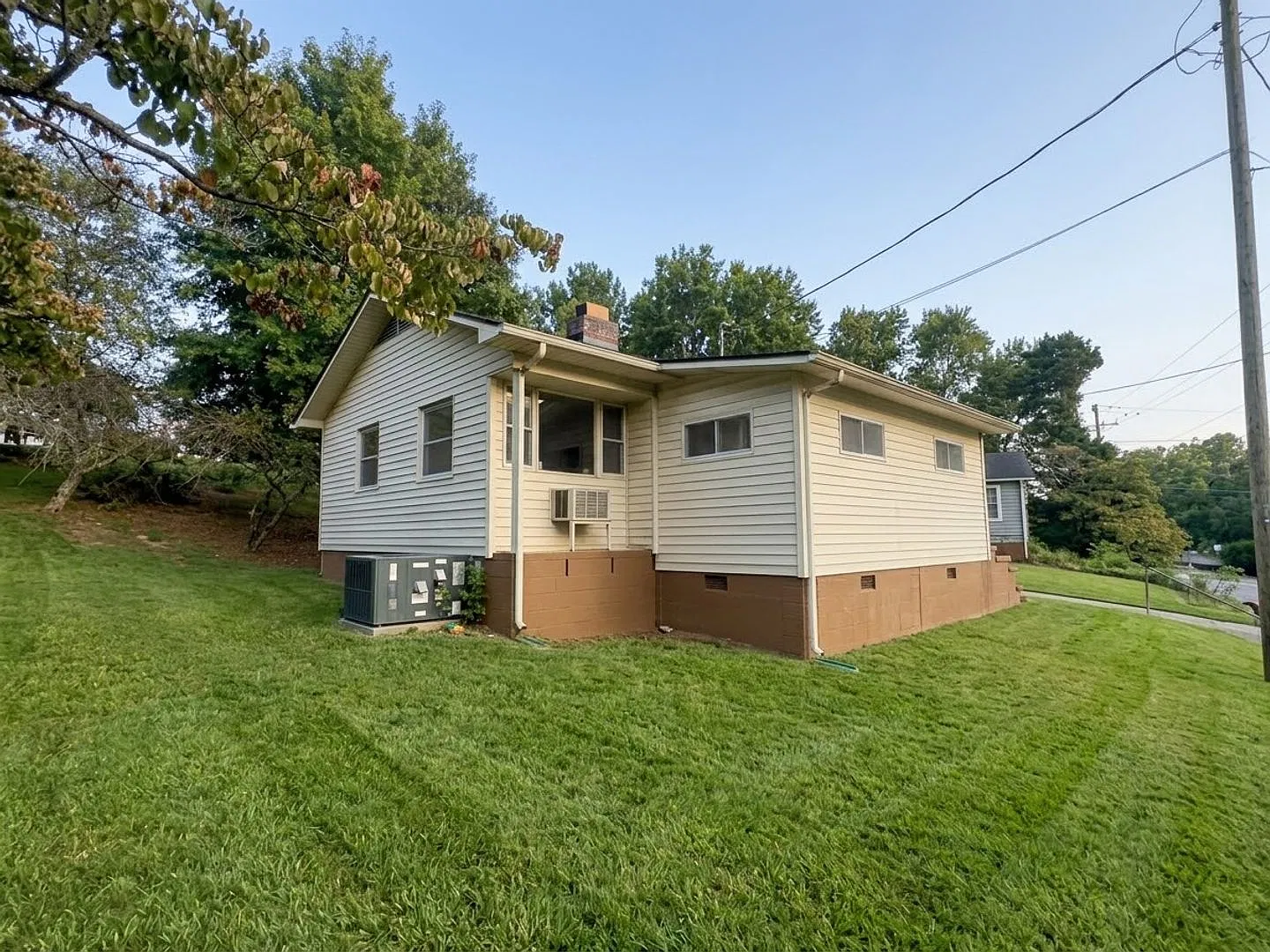 Cozy 2-Bedroom Cottage with Fireplace & Convenient Oak Ridge Location — Photo 4