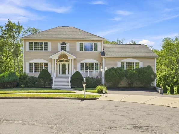 9 Sullivan Cir, Stoneham, MA 02180